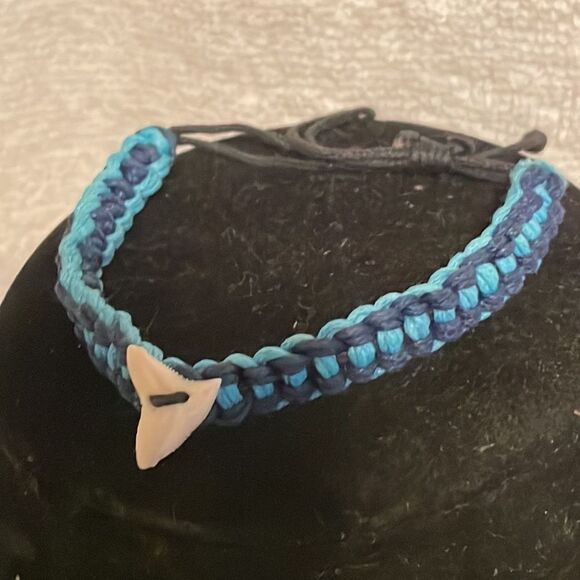 8” two tone adjustable woven cord bracelet w/14.7mm x 10.52mm real shark tooth - Picture 4 of 12